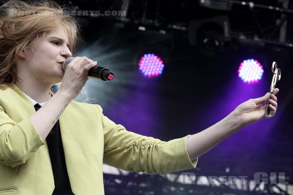 CHRISTINE AND THE QUEENS - 2012-07-20 - PARIS - Parvis de l'Hotel de Ville - 